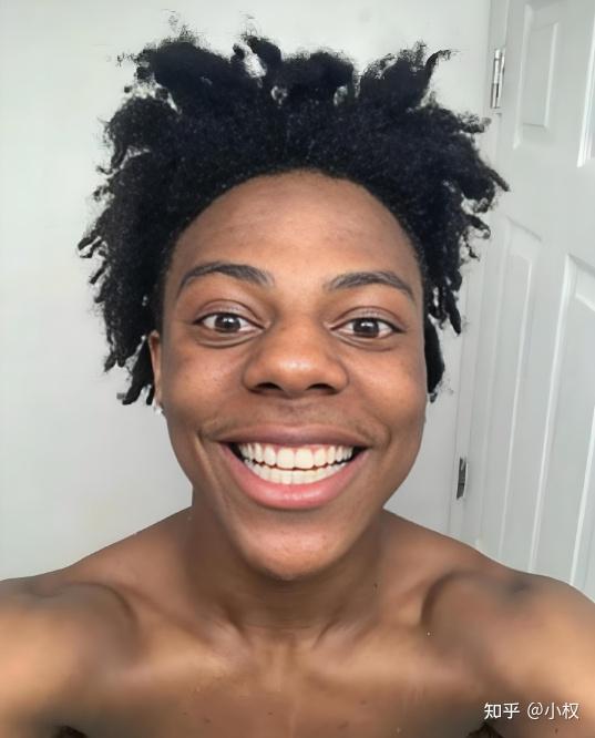 当女coser看到甲亢哥后,竟然主动走过来,用手指轻轻触摸他的脸部,脸上