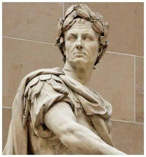 头戴月桂冠的凯撒大帝雕像当年拿破仑曾取下几片金叶子,送给了制造