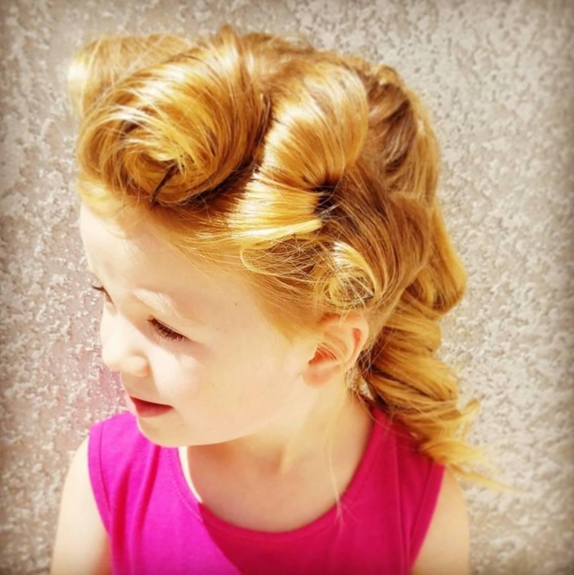 经过一年的不断学习,现在greg每天早上都会给izzy编不同的发型,鱼尾辫