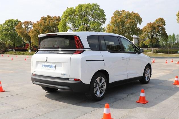 打车再也不用担心空间小抢先试驾一汽奔腾nat