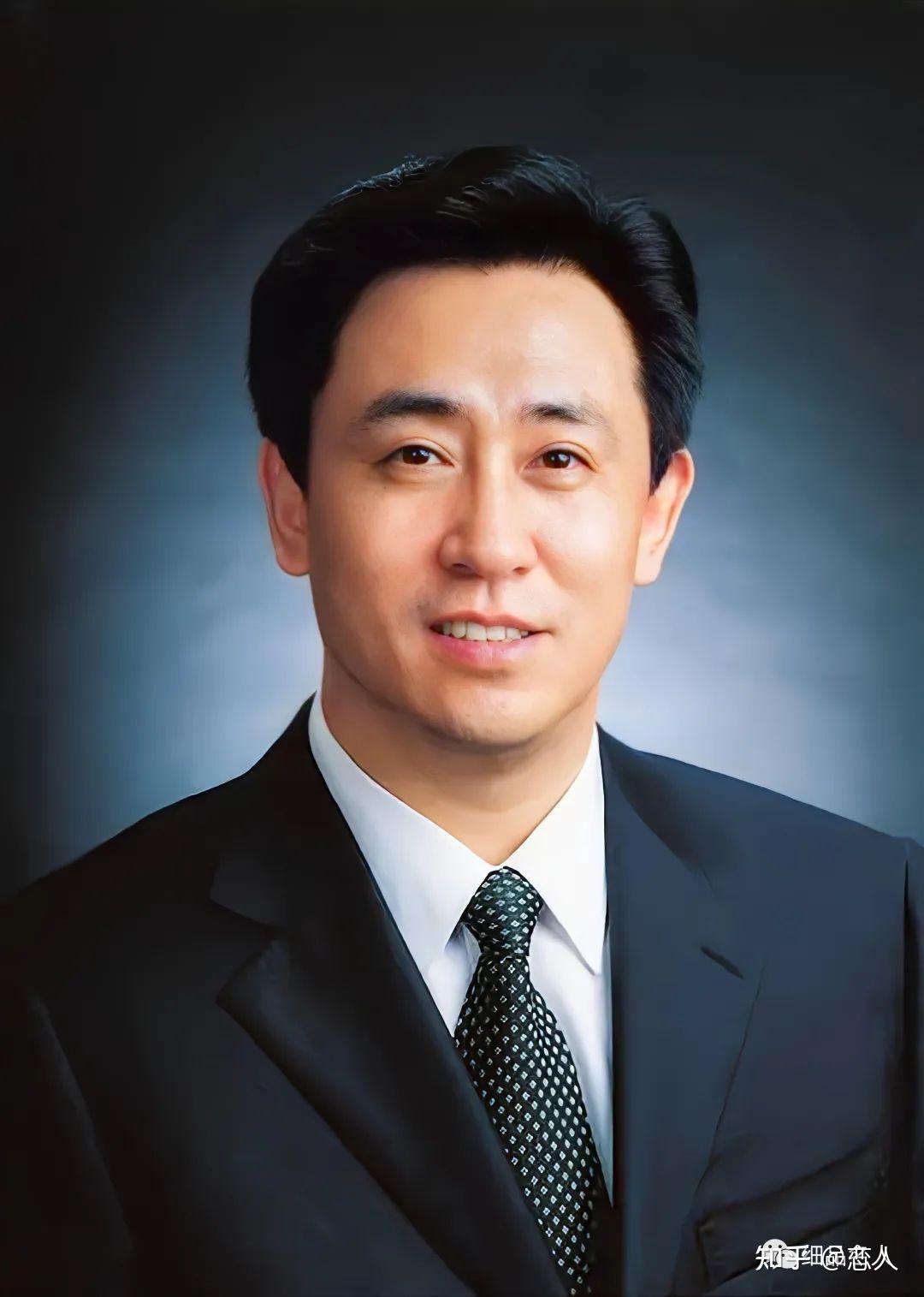 许家印1984年,丁玉梅与许家印的大儿子许智健降生.