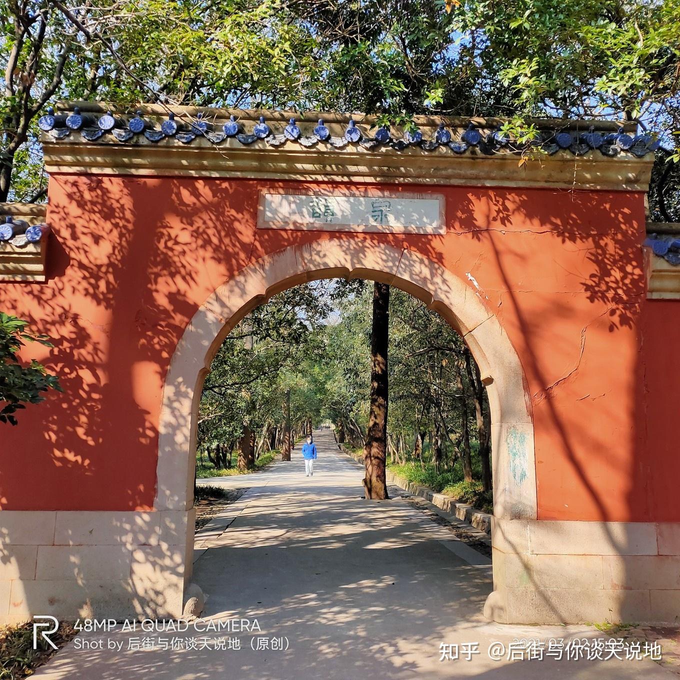 南京灵谷寺红山门摄影图配图高清摄影大图-千库网