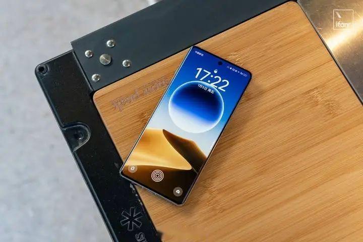 2025 年,旗舰机就都要抛弃曲面屏了