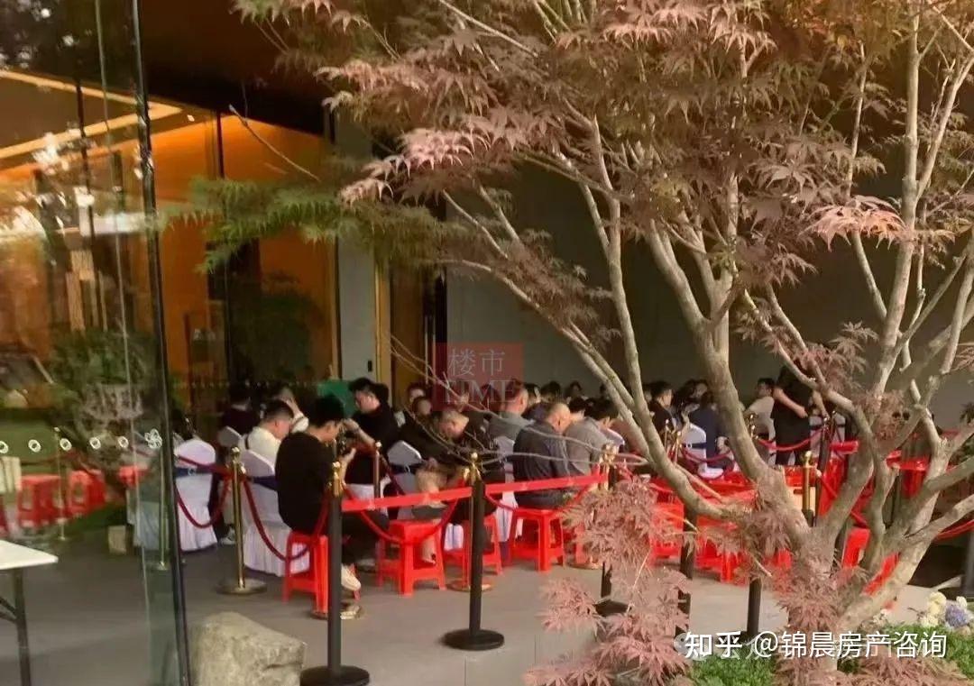 青岛再现凌晨排队抢房，售楼处没盖好就认筹！ - 知乎