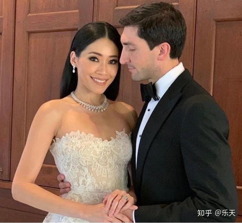 71岁奶奶魔鬼身材美上热搜坐拥40亿资产撩走小36岁男友