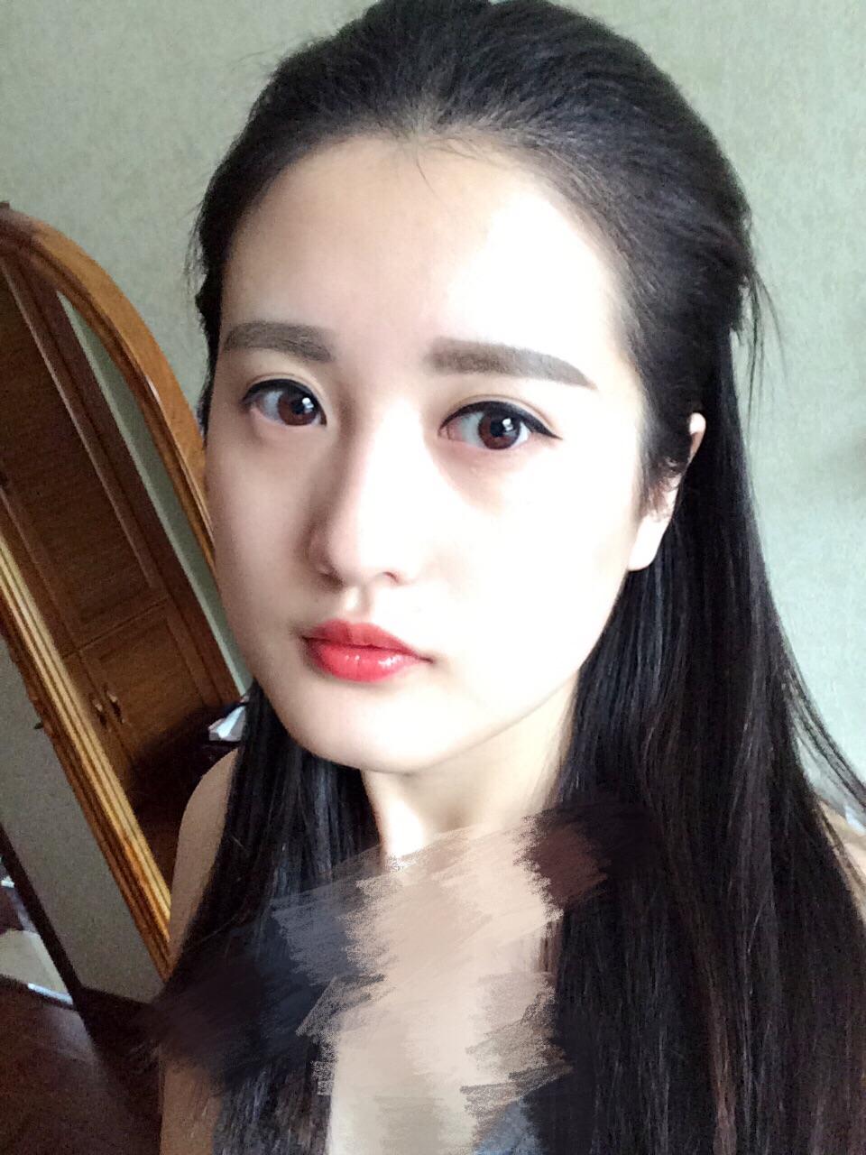 额头不饱满而且还很窄近视长脸的女生适合什么发型