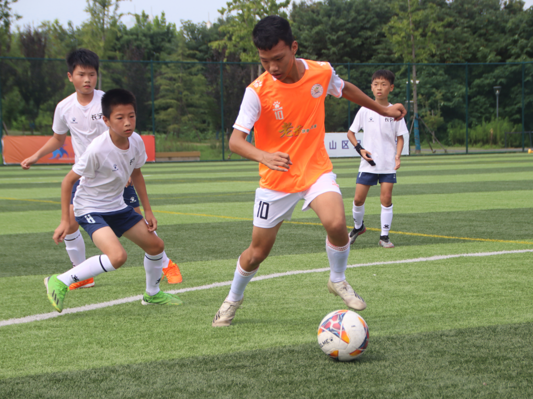 五星荣耀青少年足球冠军赛火热进行老苗月饼赞助的村超少年队赢球啦