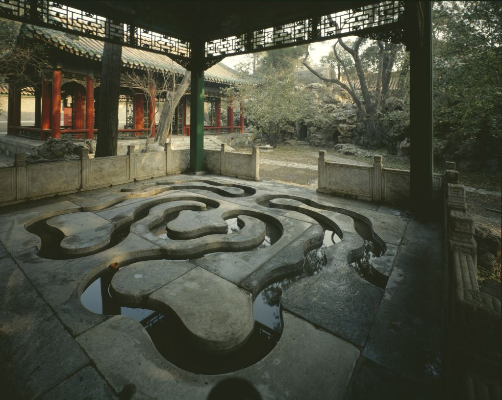 禊赏亭位于宁寿宫花园第一进院落西侧,抱厦内有"流杯渠",取"曲水流觞"