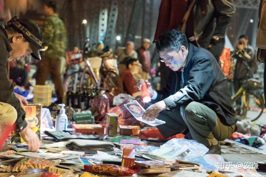 扫街摄影实录探秘广州天光墟实拍深夜鬼市中做买卖交易的众生相