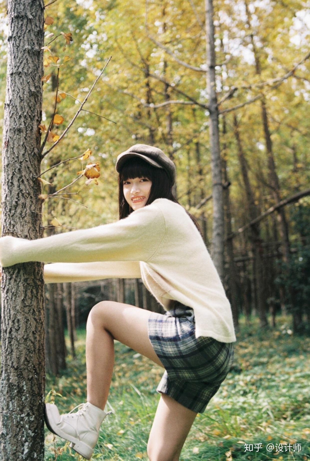 大可以放开来拍,像下面的女生一般,在拍照时爬树,俏皮可爱也能拍出