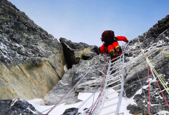 珠穆朗玛峰为什么那么多人爬 v2-968e643539abd796818f3b52ec80817a_1440w.jpg?source=172ae18b