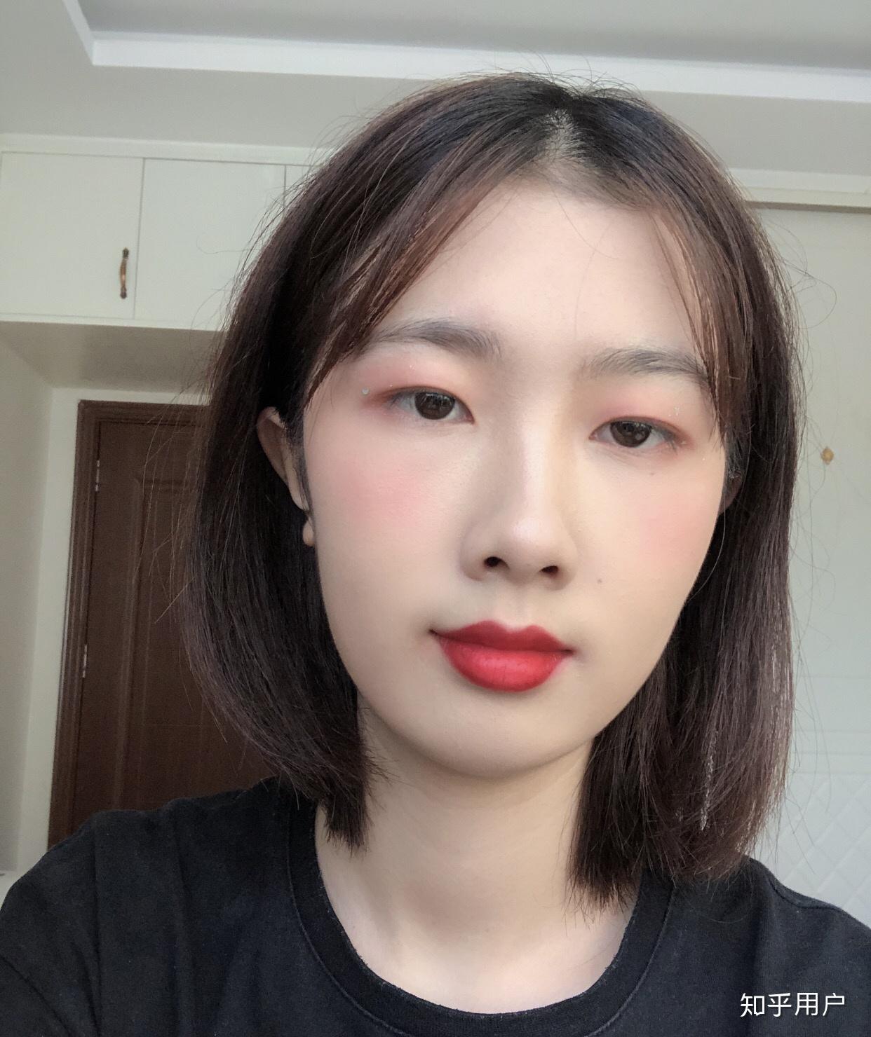 有没有那种单眼皮小眼睛塌鼻梁厚嘴唇但还挺好看的女生