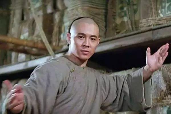李连杰开始参演《少林寺》火了以后,他连续出演了《笑傲江湖》,《英雄