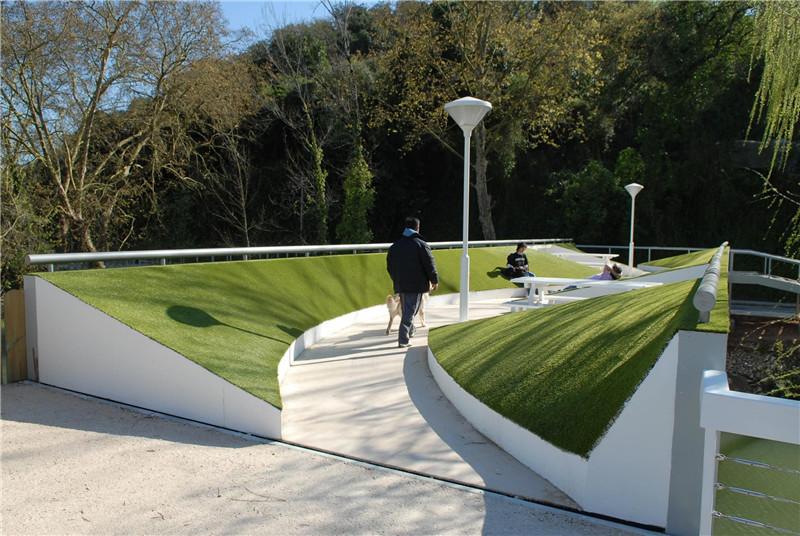 多亏了这些多变的草坪元素才让景观设计更灵活