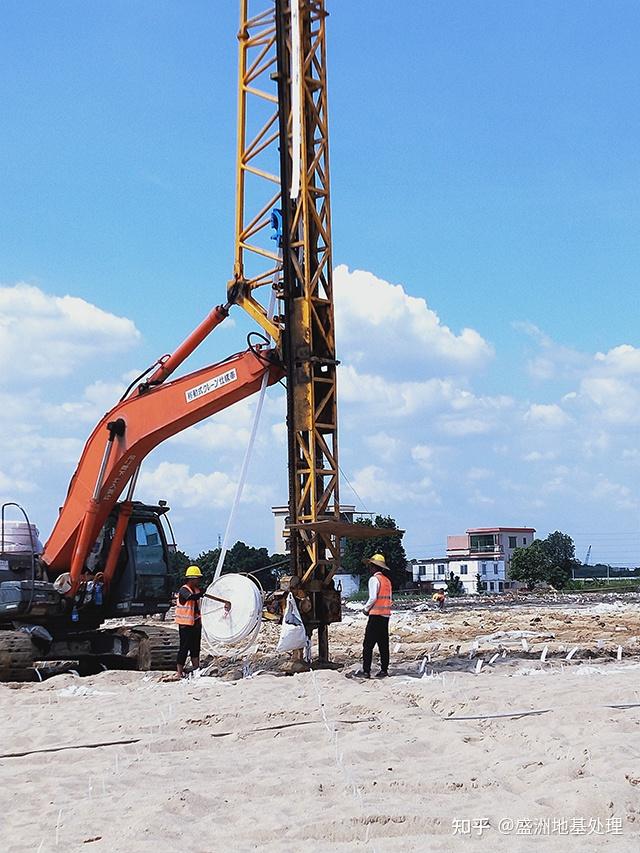 真空预压法是排水固结法的一种,即先在原地基表面铺垫一定厚度的砂