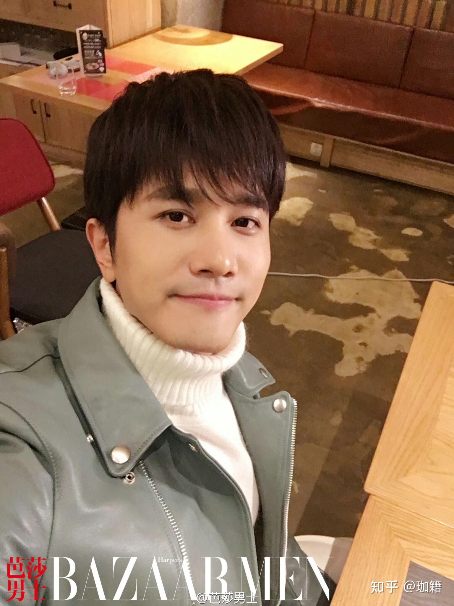 有没有伙伴分享下彭冠英的帅照看掌中之物被圈粉了诶