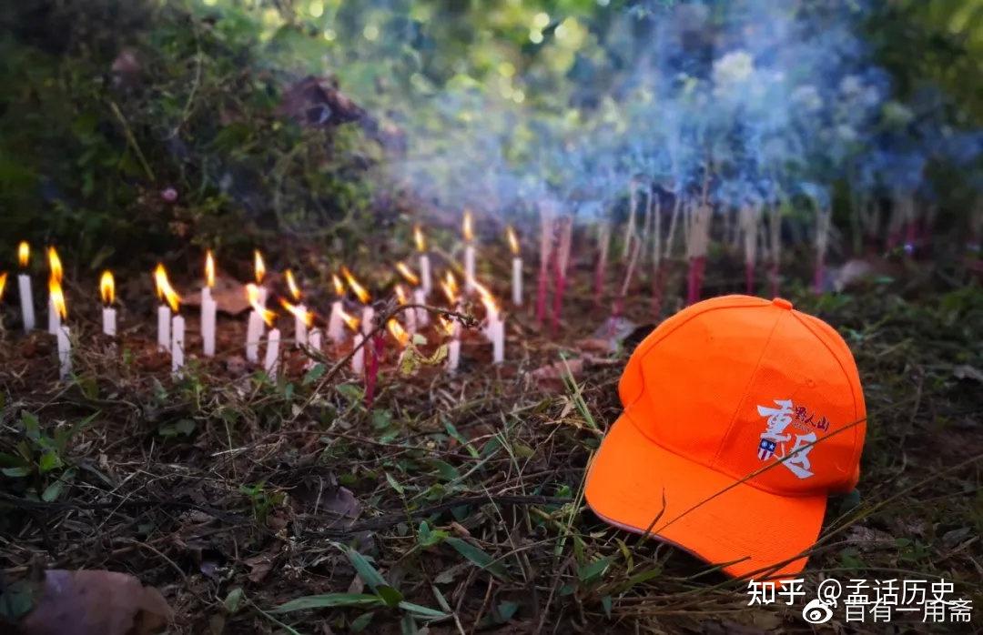 image我们还在那里,为他们朗诵穆旦的诗,《祭胡康河谷上的白骨》:在