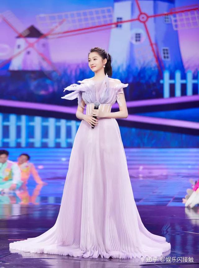 还嫌关晓彤是高大壮身材看到她穿修身旗袍后全网羡慕鹿晗