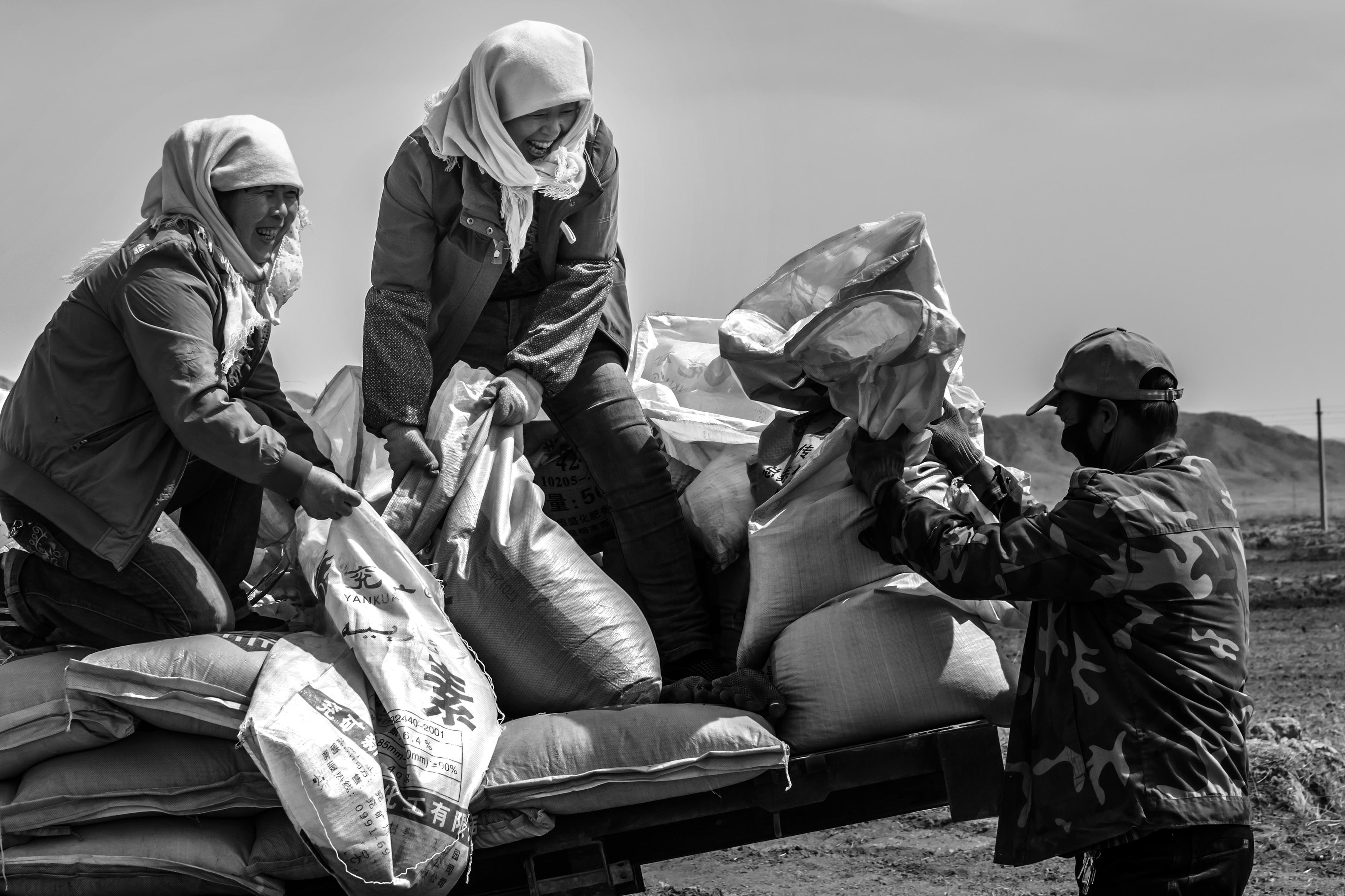 吕志俊河西女人第一届甘肃现代摄影艺术展览优秀摄影作品