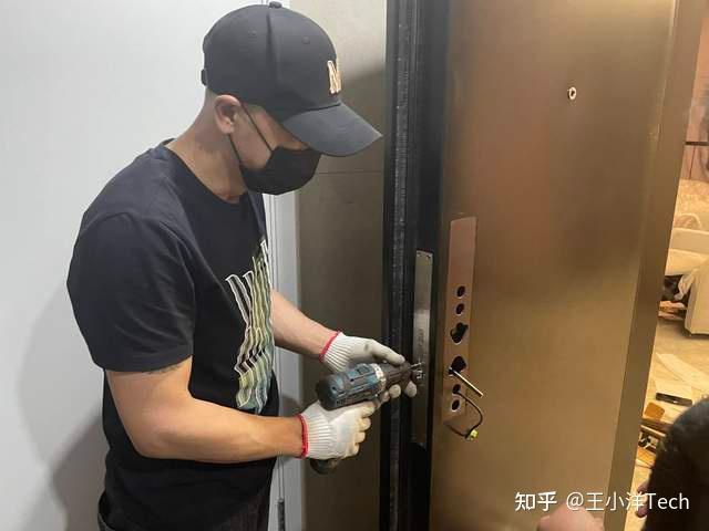 但是师傅还是三下五除二不用一个小时搞定了鹿客s50m智能锁的安装问题