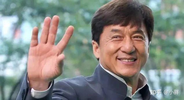 成龙弓腰驼背老态龙钟满脸疲惫对比年前现身河南春晚差距太大