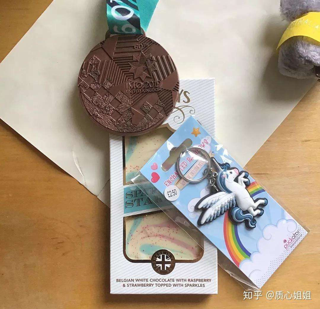 2019imo奖牌与纪念品袁祉祯同学imo金牌获奖证书旗帜交接至俄罗斯代表