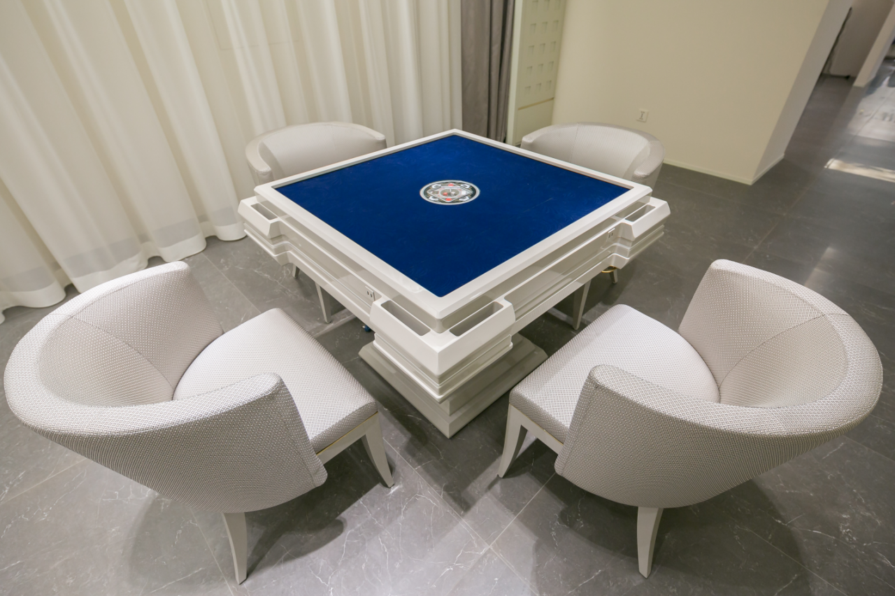 为迎合国内娱乐需求,中西结合,打造出的麻将桌更加豪华精美.