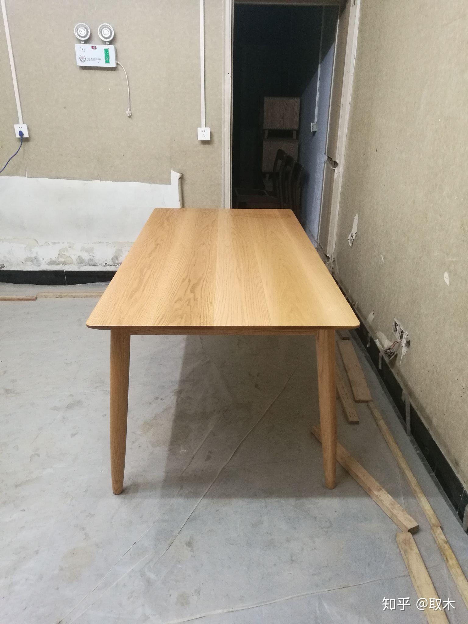 这张由纯橡木制成的Marzana桌子，有着清晰的纹理，坚固的结构和精巧的细节！ - 普象网