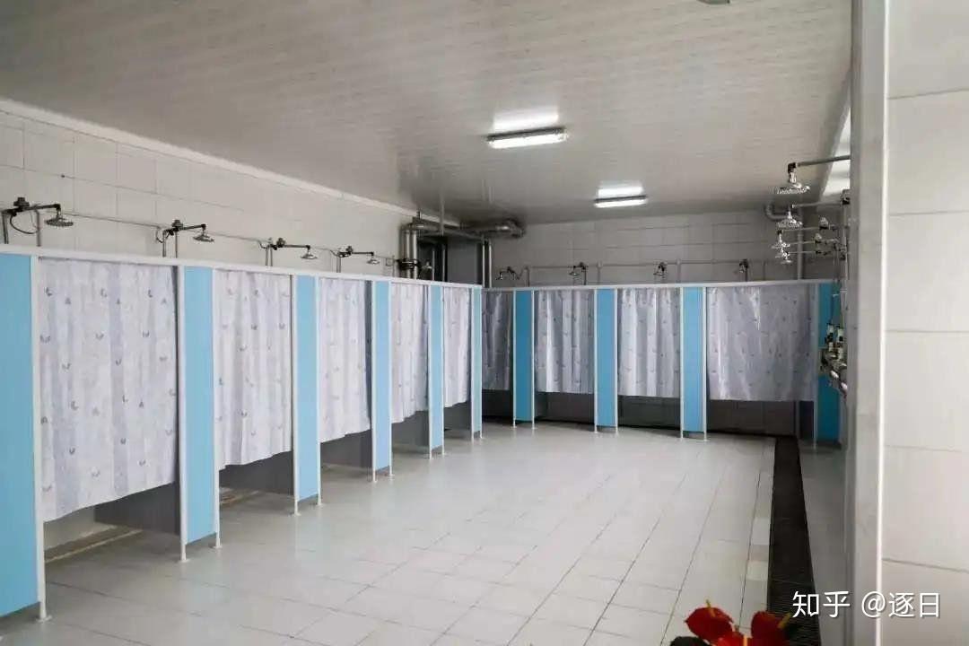 天津理工大学的宿舍条件如何澡堂是单人间吗