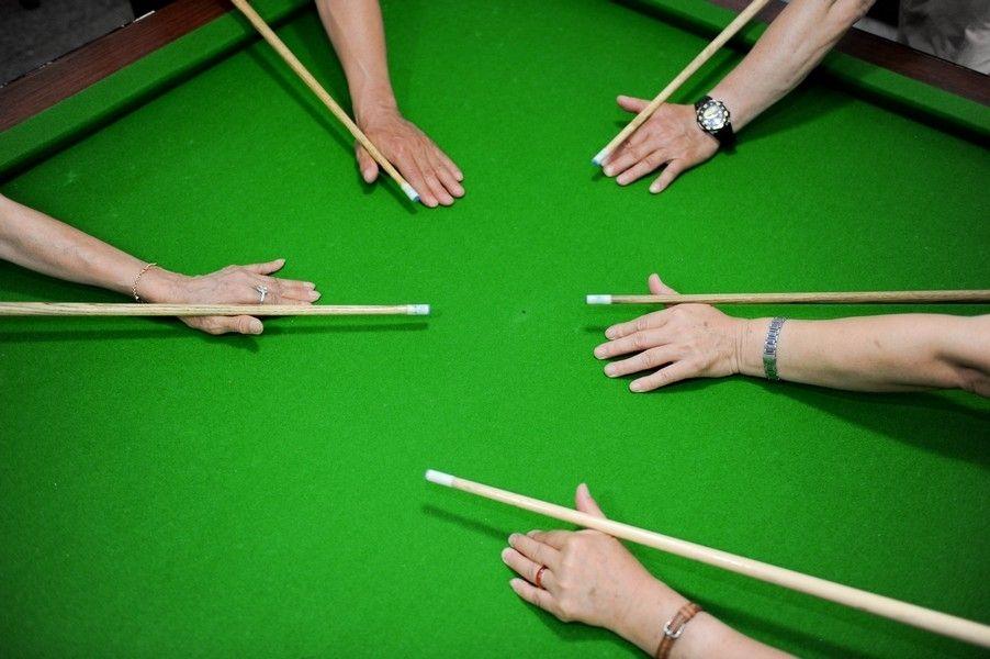 打台球时怎么才能出杆直?