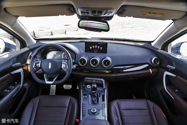 p8的内饰设计同样属于耐看,好用的类型,整个中控台的布局合理化了机能