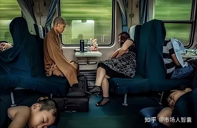 《僧侣的姿态》 摄影:丁祖和这是一幅在朋友圈刷屏的摄影作品,一列