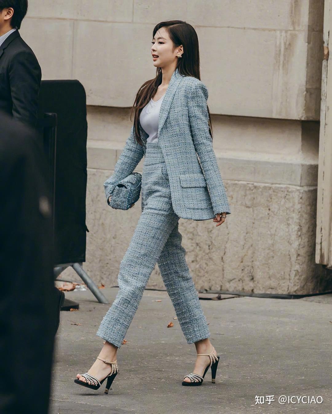 jennie身穿蓝色小香风套装水蓝色的浅色系非常减龄而且浅蓝色很趁肤色