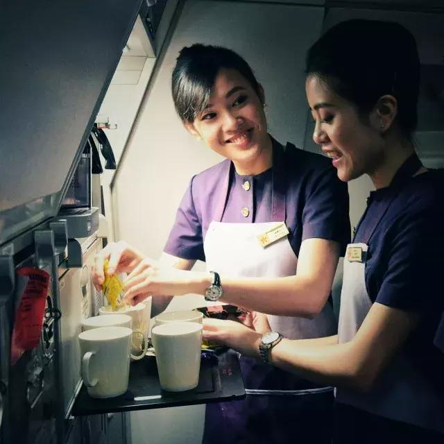 你只看到了飞机餐难吃 却见不到飞机厨房里的神操作 - 知乎