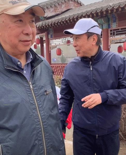 请看照片,冯巩的父亲冯海岗早在1993年去世,冯巩与父亲的合影可以看出