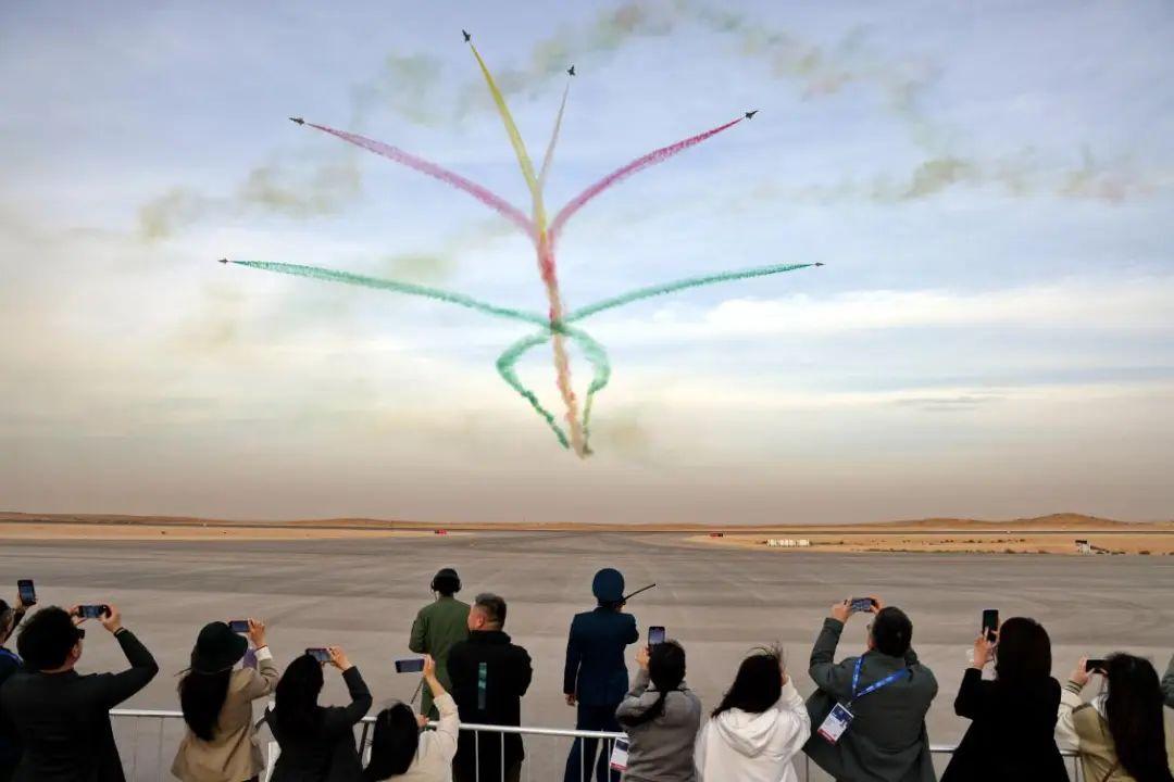首次空军八一飞行表演队亮相沙特炫舞利雅得天空