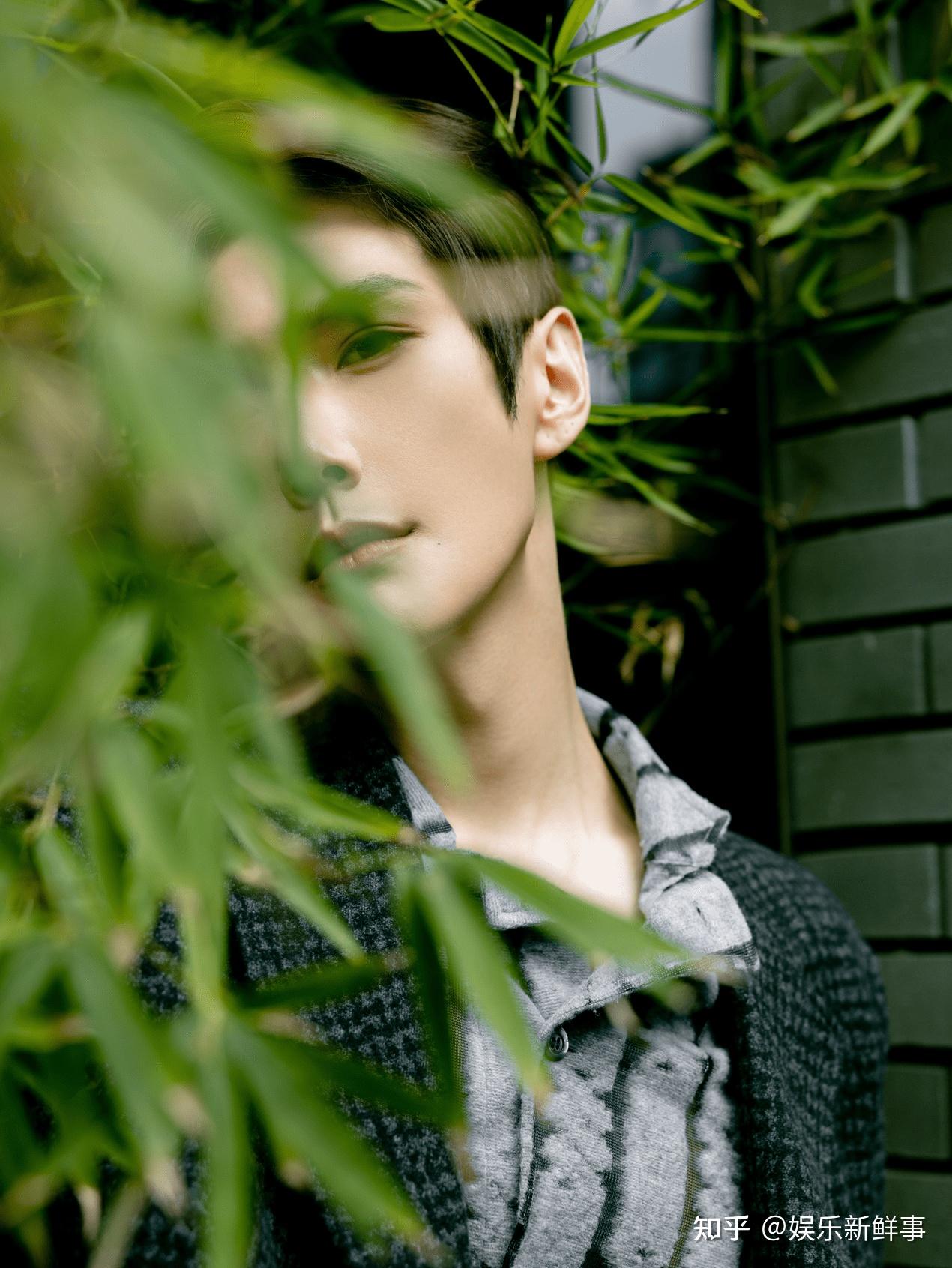 彦希肤色白皙,五官清秀中带着一抹俊俏,脸如镌刻般五官分明,有棱有角