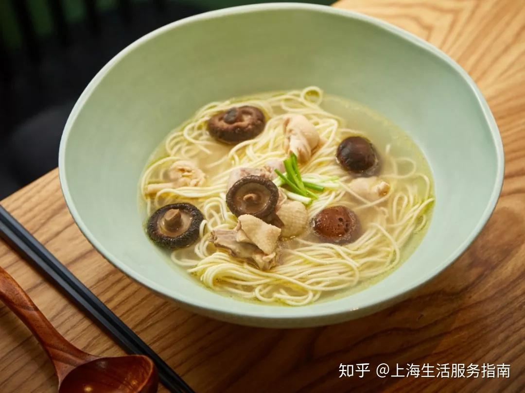 小菇鸡汤面的食材用料很丰富,鸡肉,青菜,笋尖,百叶和香菇,熬制出来的