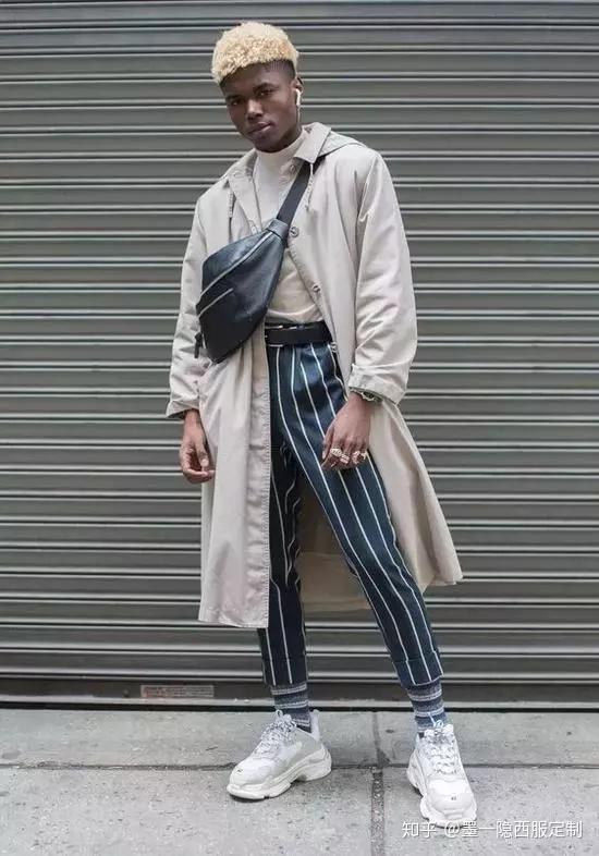 上衣更轻便更显年轻活力条纹西装配牛仔裤真的比纯色西装配牛仔要好看