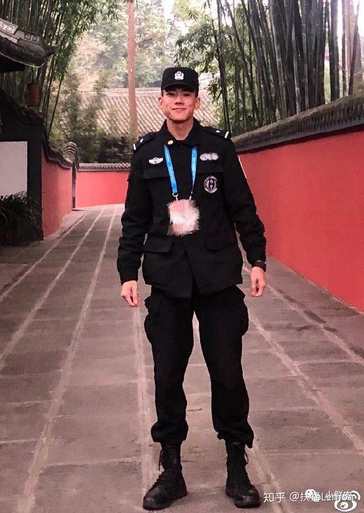成都太古里的执勤特警火了,这也太太太帅了!