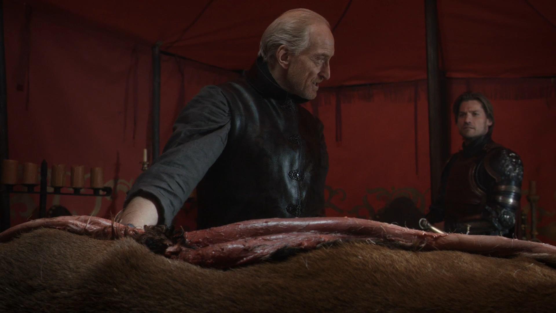 太空舱内有一只打开的异形蛋,一只抱脸虫爬上休眠仓,舱盖碎裂,酸液