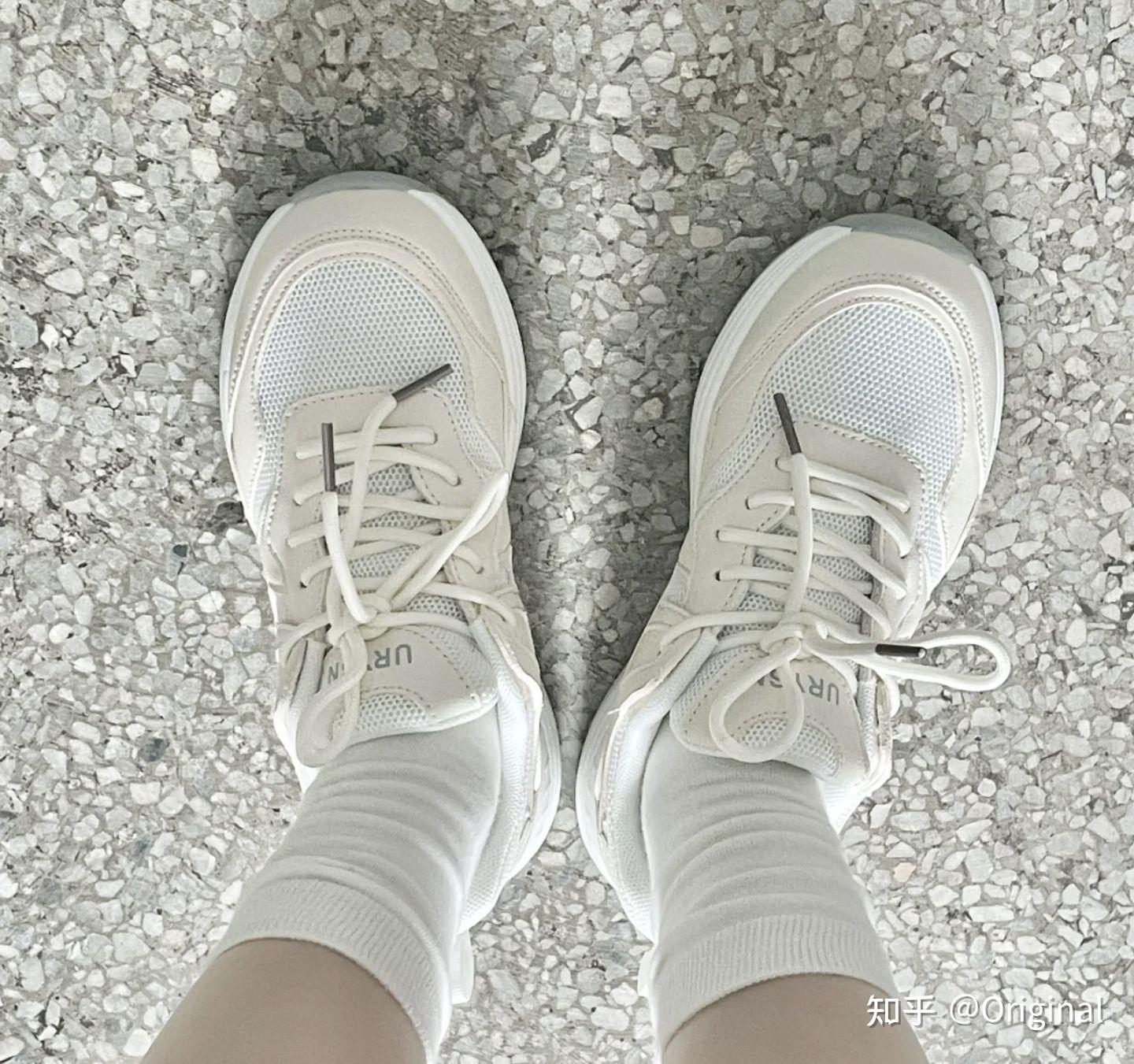 明知道白袜子最容易脏臭,但还是有许多妹纸把白袜子当成自己袜子颜色