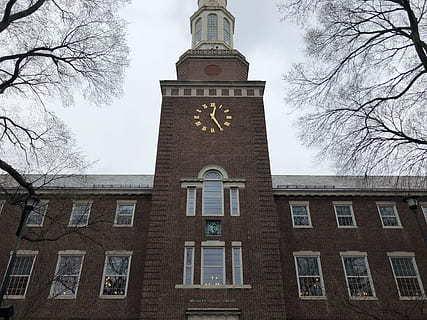 硕士阶段申请最热门的三所大学是综合类大学的温莎大学,医博类大学的