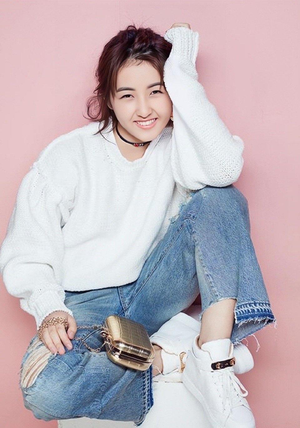张子枫化身猫系少女,穿白色针织衫配破洞牛仔裤,清新率性又时尚