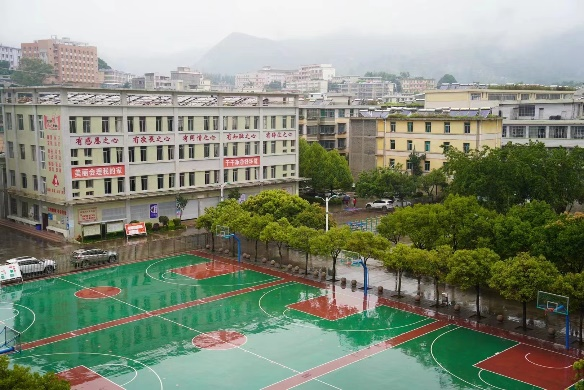 隽天保险经纪的全体员工和众多爱心客户抵达了凉山自治州会理第一中学