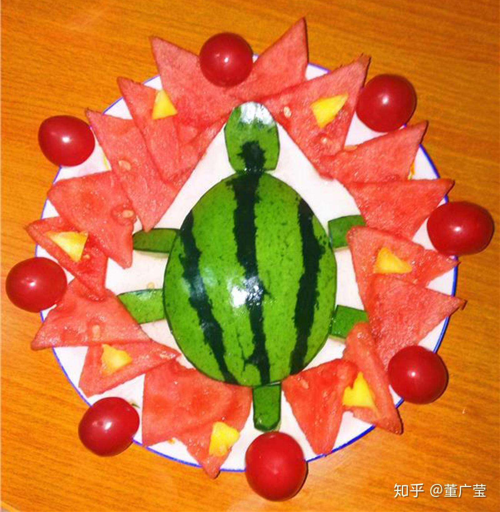 水果拼盘的花样切法小结1,不同的容器有不同的摆法,根据容器形状,摆放