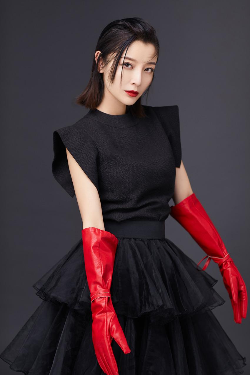 高晓菲新写真复古与时尚完美结合演绎赤色浪漫