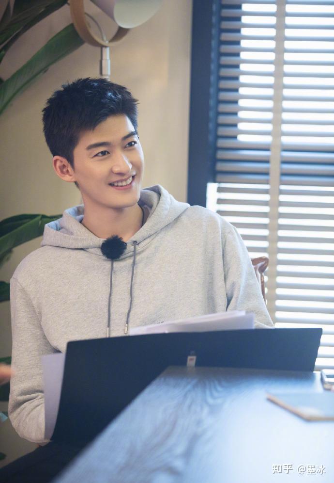 张翰与小11岁女星互动频繁坦言好久没恋爱了最遗憾的不是郑爽