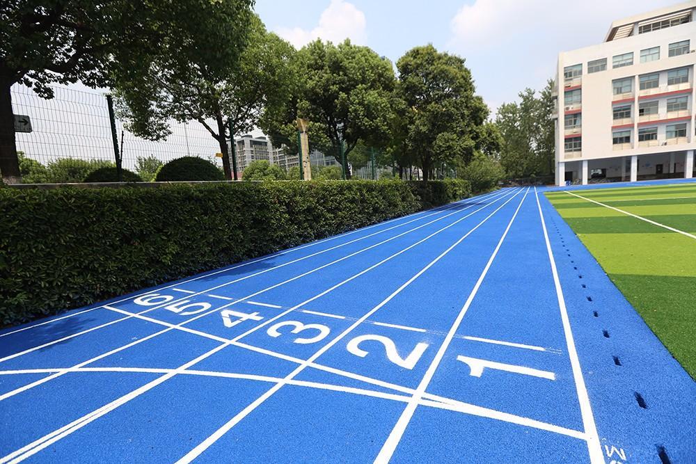 蓝色水性跑道带来环保新希望