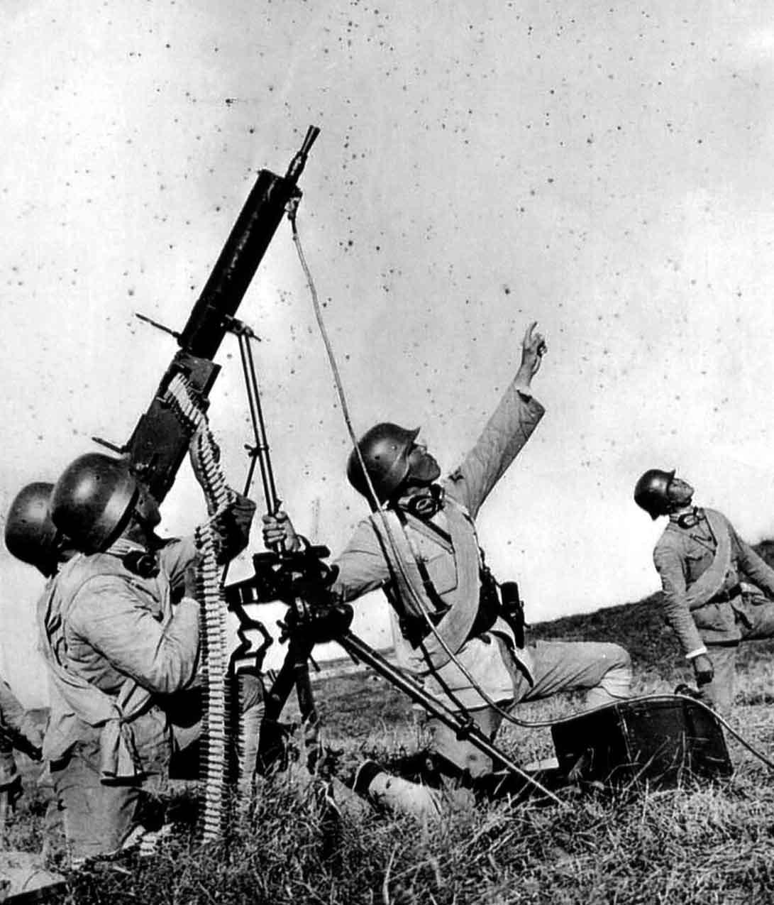 1938年夏天,装备着民24重机枪的部队在进行防空演习,长长的.